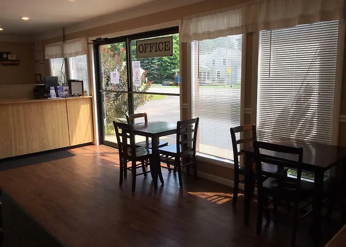 Family Hotel: Red Carpet Inn And Suites Cooperstown